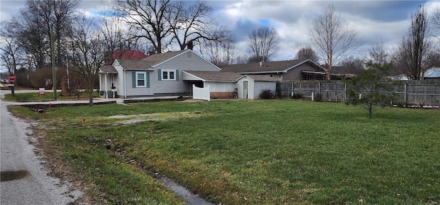 view of front of home featuring a front yard