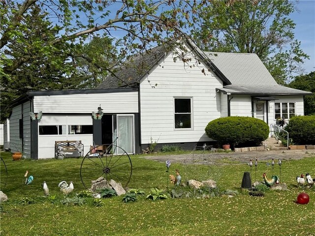 view of front facade with a front yard