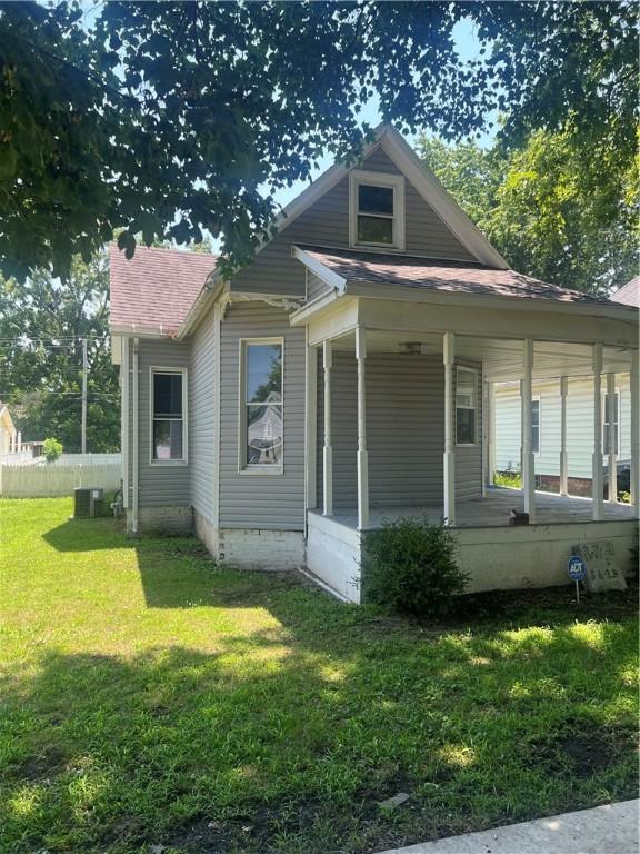 1005 Edgar Ave, Mattoon, IL 61938 - view of front facade with a porch