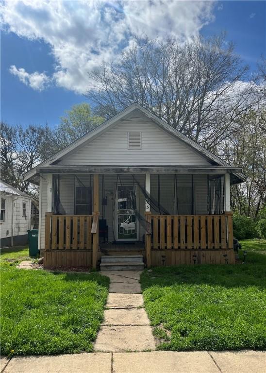 625 S Jackson St, Decatur, IL 62521 - bungalow-style home with a porch and a front lawn