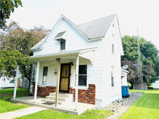 314 W Maple St, Hoopeston, IL 60942 - bungalow with a front lawn and brick siding