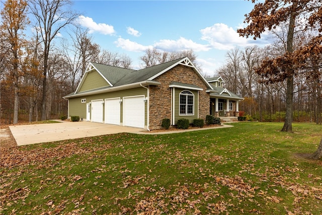 view of front of home featuring a front yard