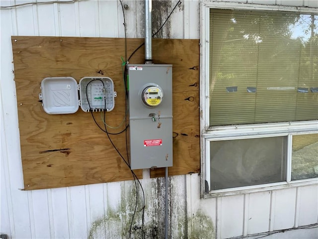 603 W English St, Danville, IL 61832 - utilities featuring electric meter