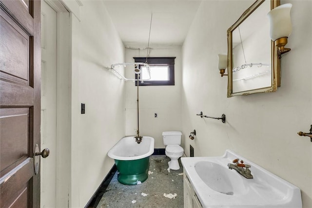 426 W Madison St, Paris, IL 61944 - full bath featuring baseboards, toilet, a bathtub, and vanity