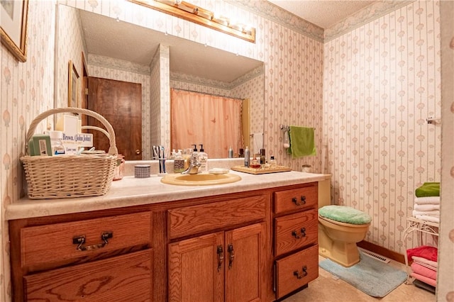 1059 Columbia Dr, Decatur, IL 62522 - full bath featuring wallpapered walls, vanity, and curtained shower