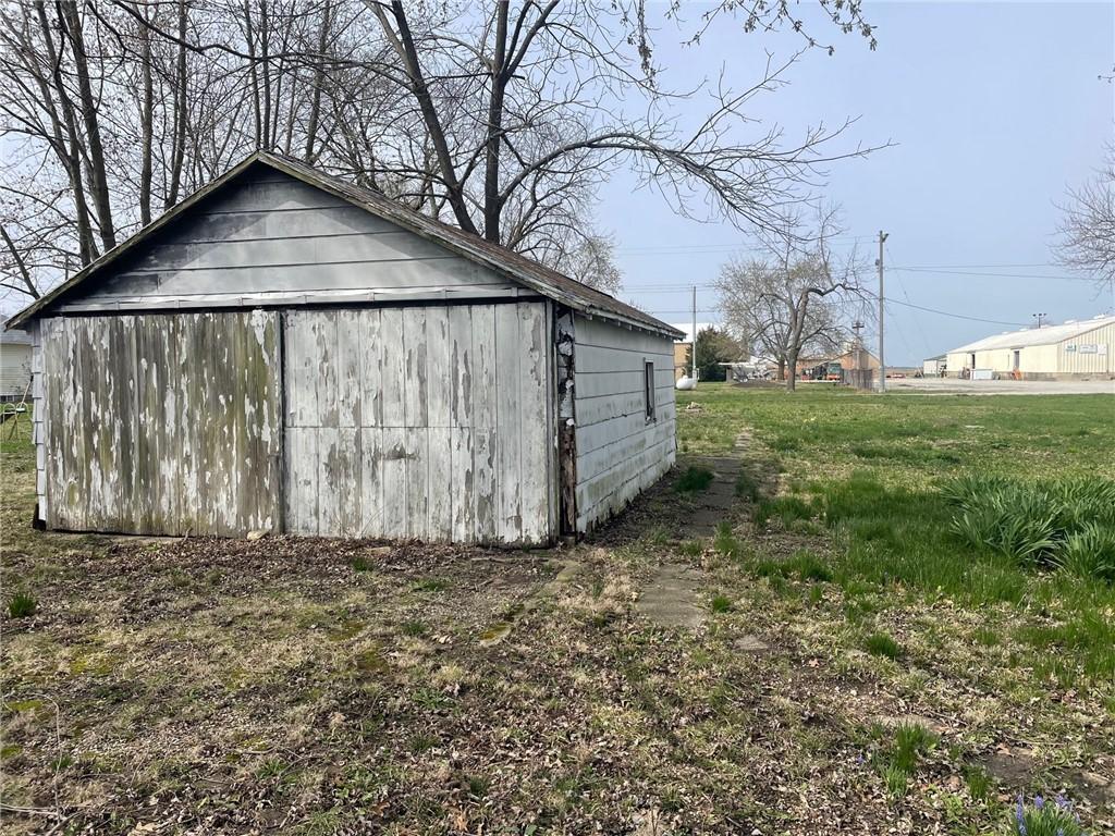 217 N Vine St, Stewardson, IL 62463 - photo 4