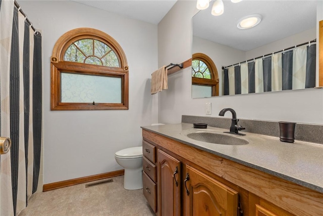 full bath featuring vanity, toilet, baseboards, curtained shower, and visible vents