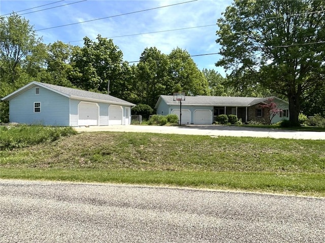 3002 N Charlotte St, Effingham, IL 62401 - ranch-style house featuring a garage, an outbuilding, and view of wooded area