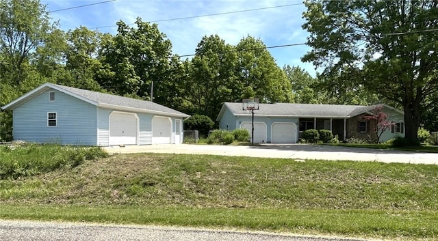 3002 N Charlotte St, Effingham, IL 62401 - ranch-style home featuring a garage, an outbuilding, and a front yard