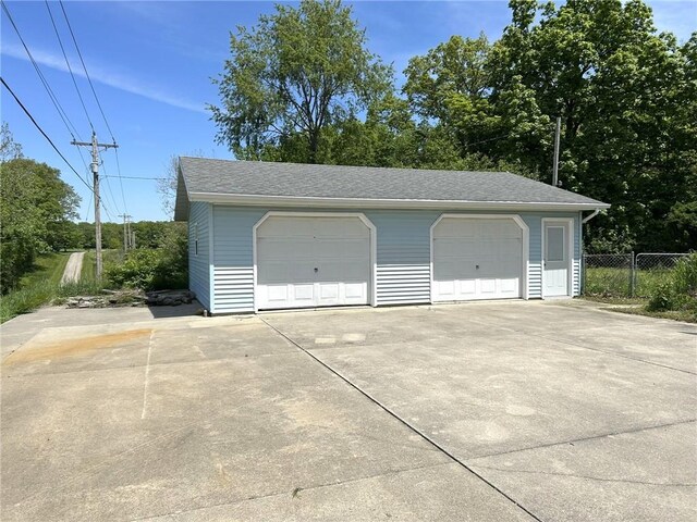 3002 N Charlotte St, Effingham, IL 62401 - detached garage with fence