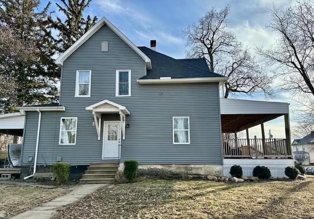 view of front of property featuring a porch and a front yard