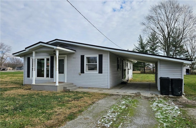 view of front of home featuring a carport and a front yard