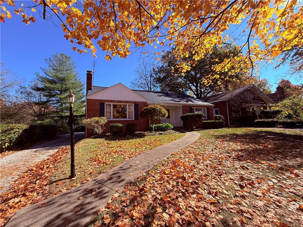 ranch-style home featuring a front yard