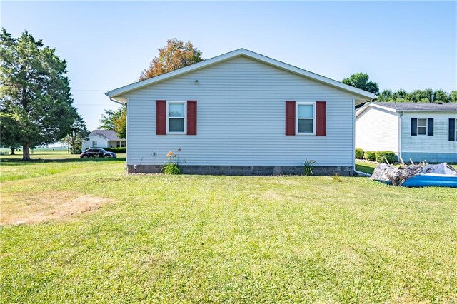 510 W Illinois St, Assumption, IL 62510 - view of side of property with a yard
