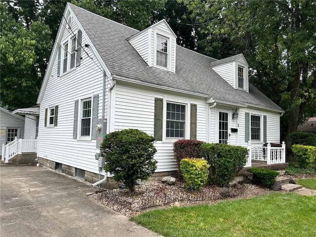 8 Noyes Ct, Mattoon, IL 61938 - new england style home featuring a shingled roof and view of wooded area