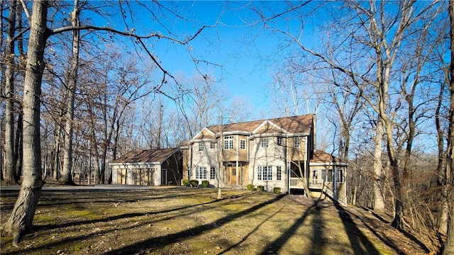 view of front facade featuring a front yard