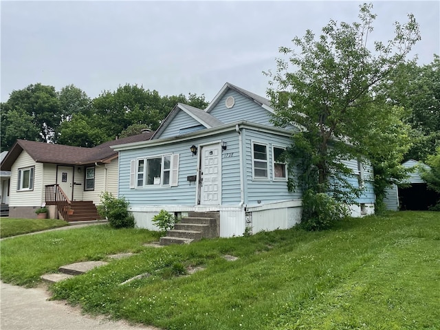 view of front of property featuring a front yard