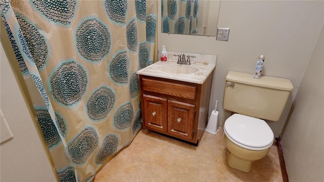 bathroom with toilet, a shower with shower curtain, and vanity