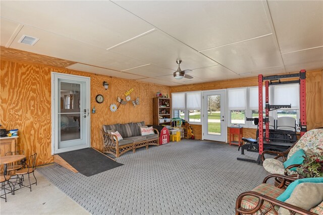 bedroom with ceiling fan, a barn door, and light wood-type flooring