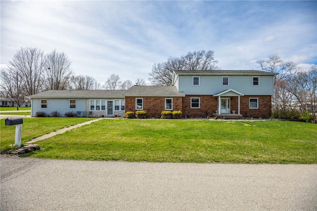 view of front of house featuring a front yard