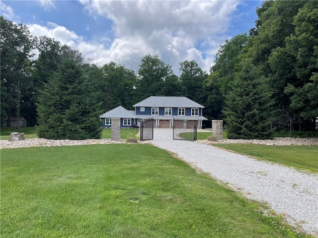 view of front of property featuring a front yard