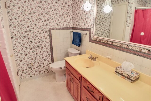 27 Heather Dr, Charleston, IL 61920 - bathroom featuring wallpapered walls, toilet, vanity, a shower with shower curtain, and baseboards
