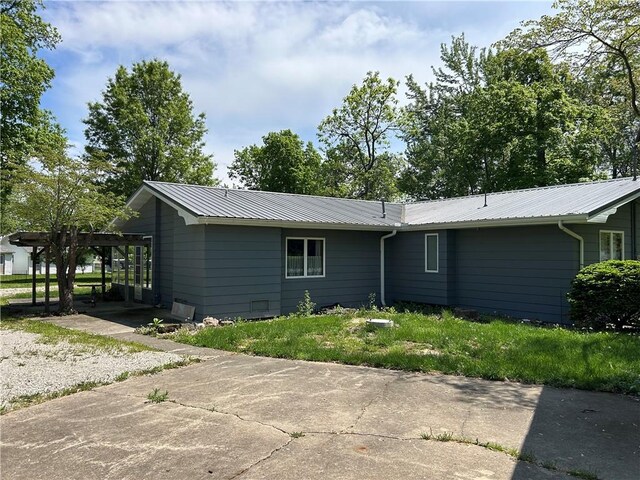 2638 E 1050th Ave, Oblong, IL 62449 - back of property with metal roof and a pergola