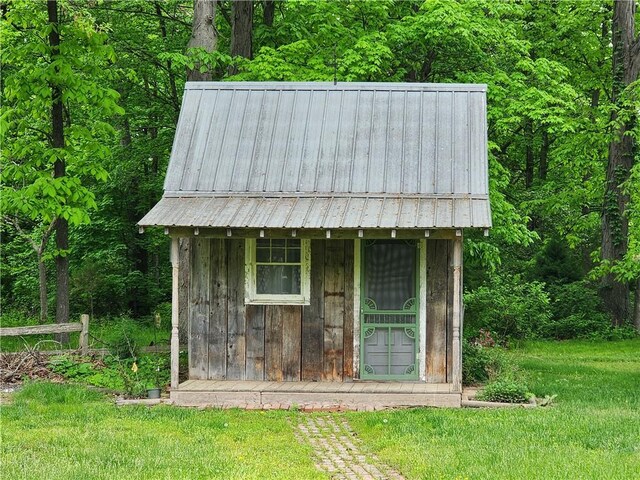 2638 E 1050th Ave, Oblong, IL 62449 - view of outdoor structure featuring an outbuilding and a wooded view