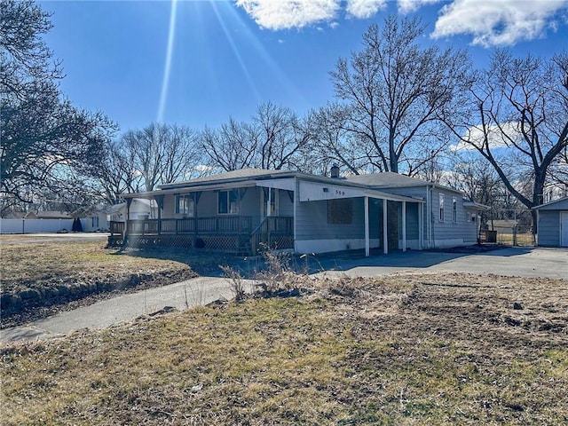 view of front facade with covered porch and driveway