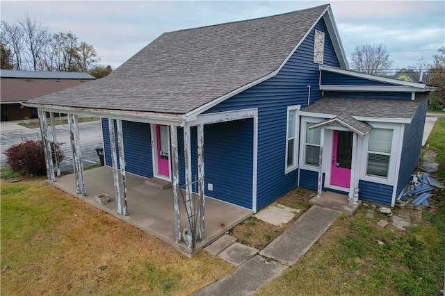 view of front of property featuring a front lawn