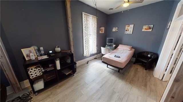 sitting room featuring light hardwood / wood-style floors and ceiling fan