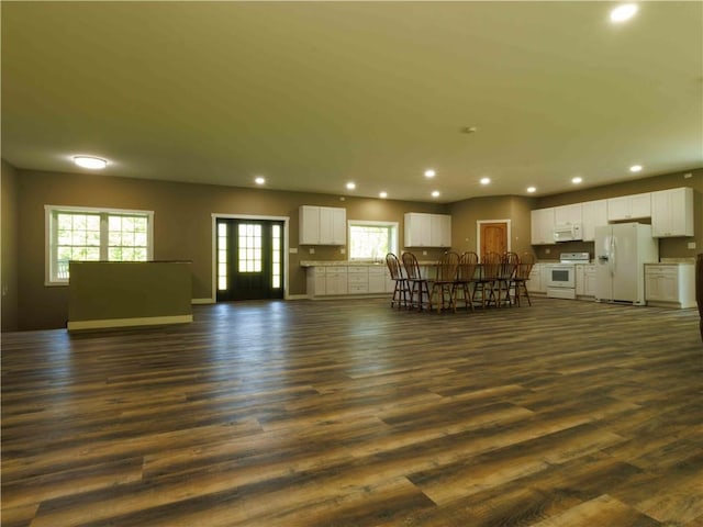 living room with recessed lighting, dark wood-style floors, and baseboards