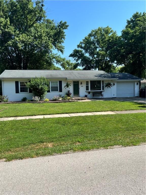 1021 W Hayes Ave, Charleston, IL 61920 - ranch-style house featuring an attached garage, a front lawn, and driveway