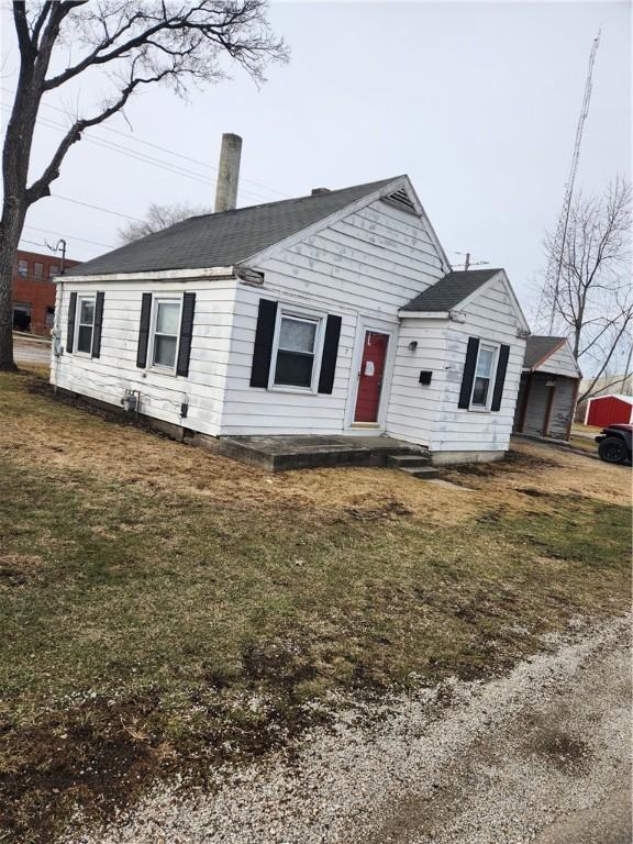 view of front of house with a front lawn