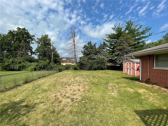 view of yard featuring a storage shed