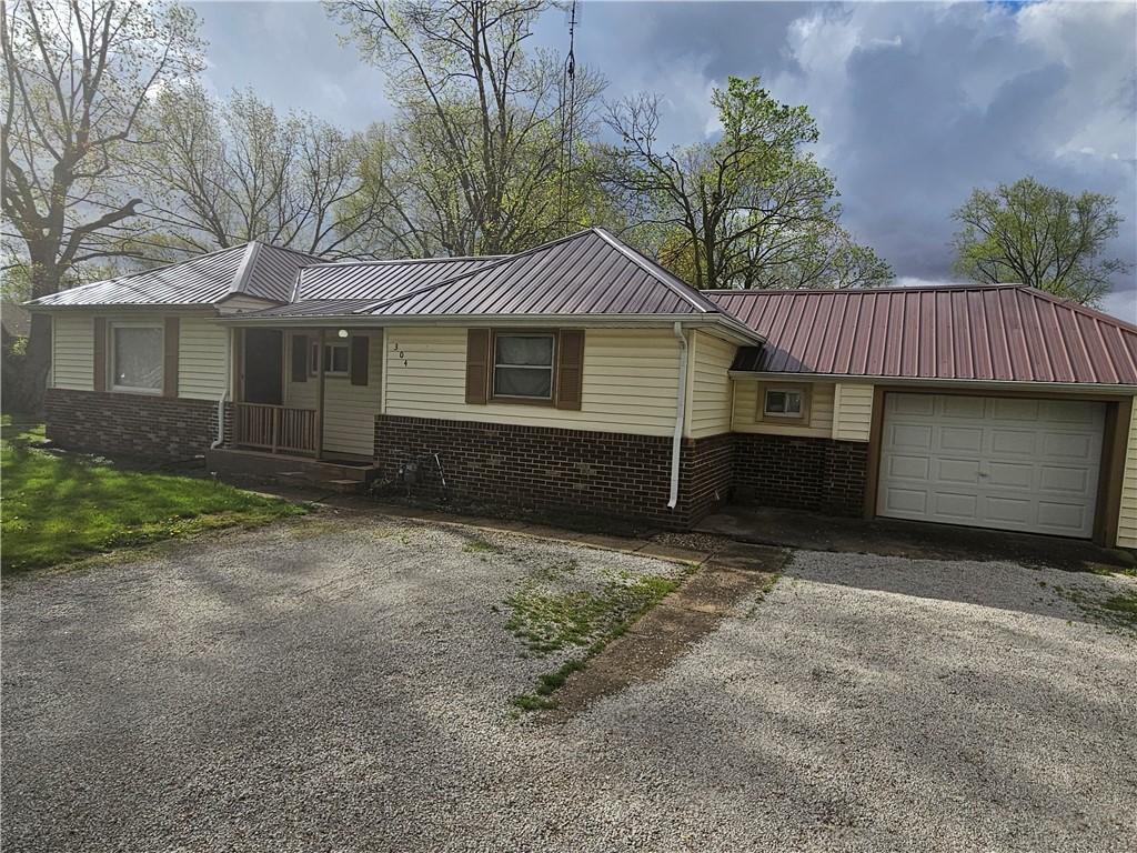 304 Mckinley St, Catlin, IL 61817 - ranch-style house with a garage