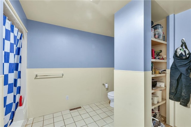 bathroom featuring tile patterned flooring, a shower with curtain, visible vents, and toilet