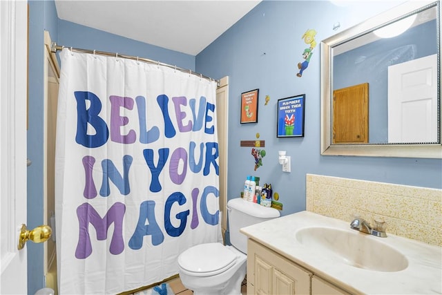 bathroom with toilet, a shower with curtain, and vanity