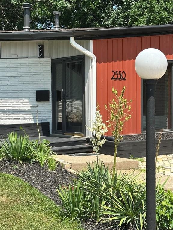 2550 Ivy Ln, Decatur, IL 62521 - property entrance