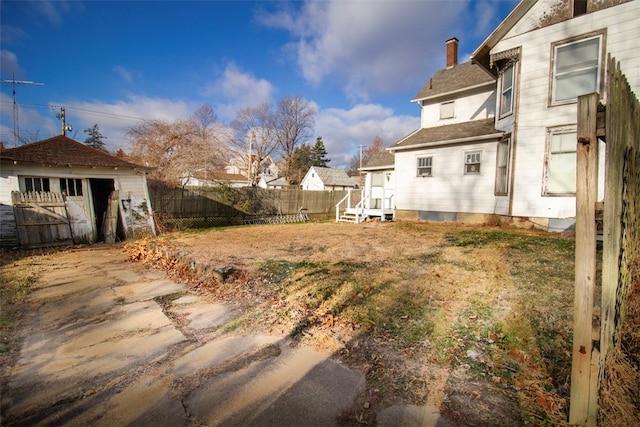 view of yard featuring an outbuilding