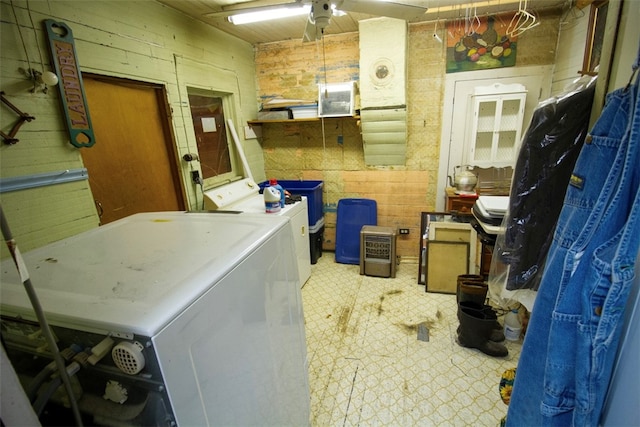 laundry area featuring ceiling fan and independent washer and dryer