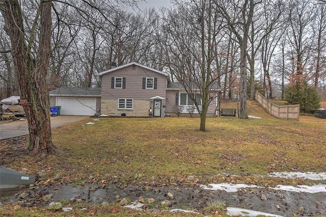 view of front facade featuring a garage and a front yard