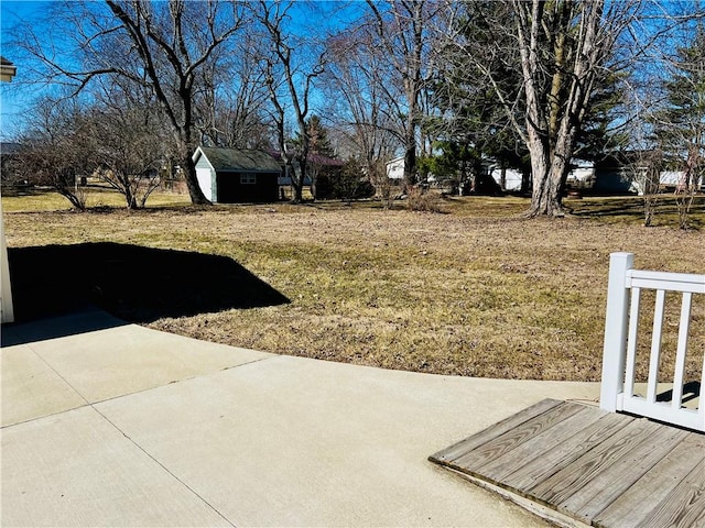 view of yard with a storage shed and an outdoor structure