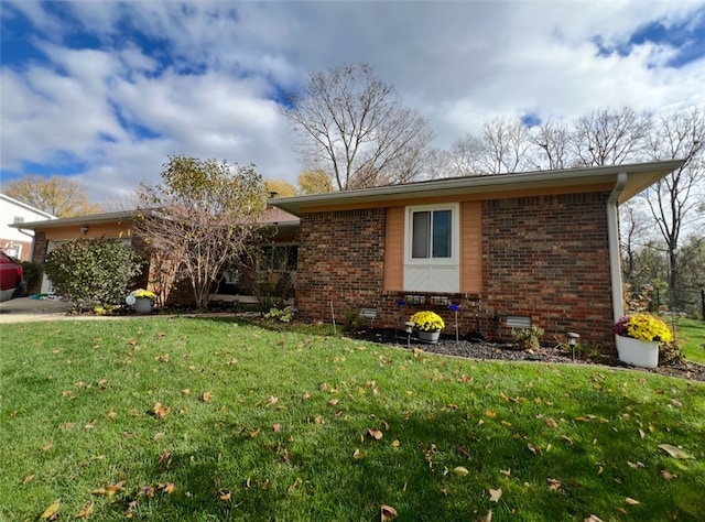 view of front of house featuring a front lawn