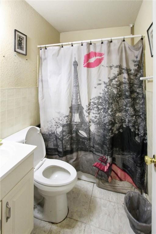 1034 9th St, Charleston, IL 61920 - bathroom with vanity, tile walls, curtained shower, and a textured wall