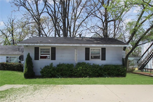 1034 9th St, Charleston, IL 61920 - bungalow-style house with a front yard