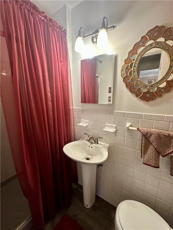 1712 Southdale Dr, Mattoon, IL 61938 - full bathroom featuring tile walls, a shower with shower curtain, and a wainscoted wall