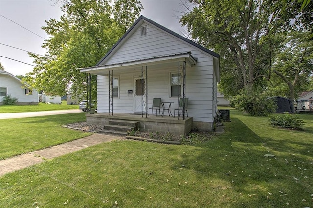1212 Washington St, Clinton, IL 61727 - bungalow-style home with covered porch and a front lawn
