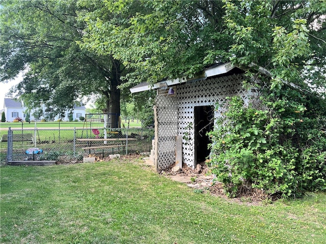 view of yard featuring a storage shed