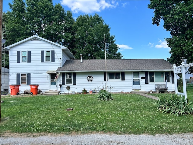 view of front facade featuring a front lawn